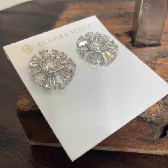 NWT Kendra Scott Silver Jentry Stud Earrings in Lustre Glass! - Picture 4 of 4